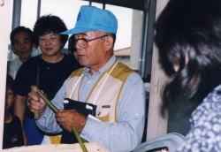 伝承遊びを指導する中川会長